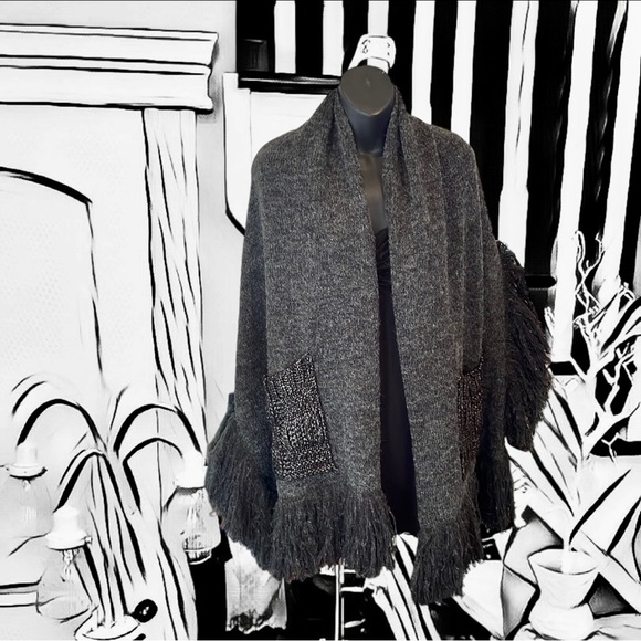 Grey Reading Shawl with Two Pockets - Picture 1 of 11